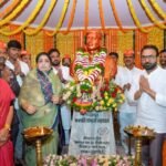 स्वराज्य रक्षक धर्मवीर छत्रपती संभाजी महाराज यांच्या पुण्यतिथीनिमित्त उपमुख्यमंत्री सुनेत्रा पवार यांनी केले अभिवादन