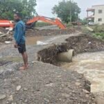 चौफुला–वाजेवाडी–वढू बुद्रुक मार्गावरील रस्ता खचल्याने नागरिकांची गैरसोय 